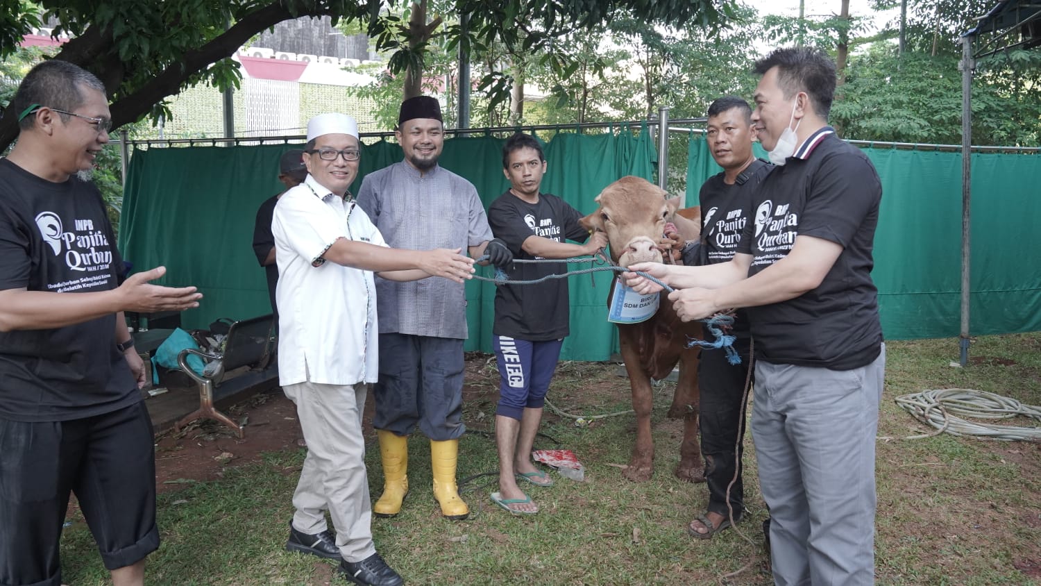 Plt Sekretaris Utama BNPB Rustian (baju putih) secara simbolis memberikan hewan qurban kepada panitia Qurban Idul Adha DKM Al Ikhlas BNPB di Graha BNPB, Jakarta pada Jumat (30/6).